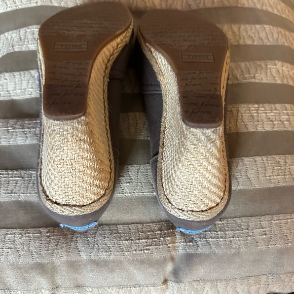 TOMS Size 9.5 - Picture 10 of 10